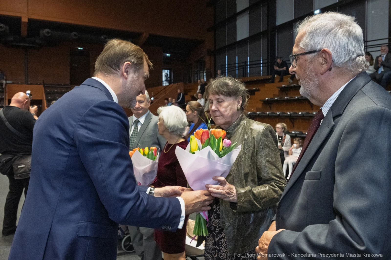Uroczystość wręczenia kwiatów z okazji wyróżnienia dla zasłużonych osób.  Autor: Piotr Wojnarowski