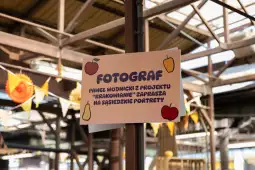 Panel informacyjny o projekcie Krakowianie zapraszający na sąsiedzkie portrety.