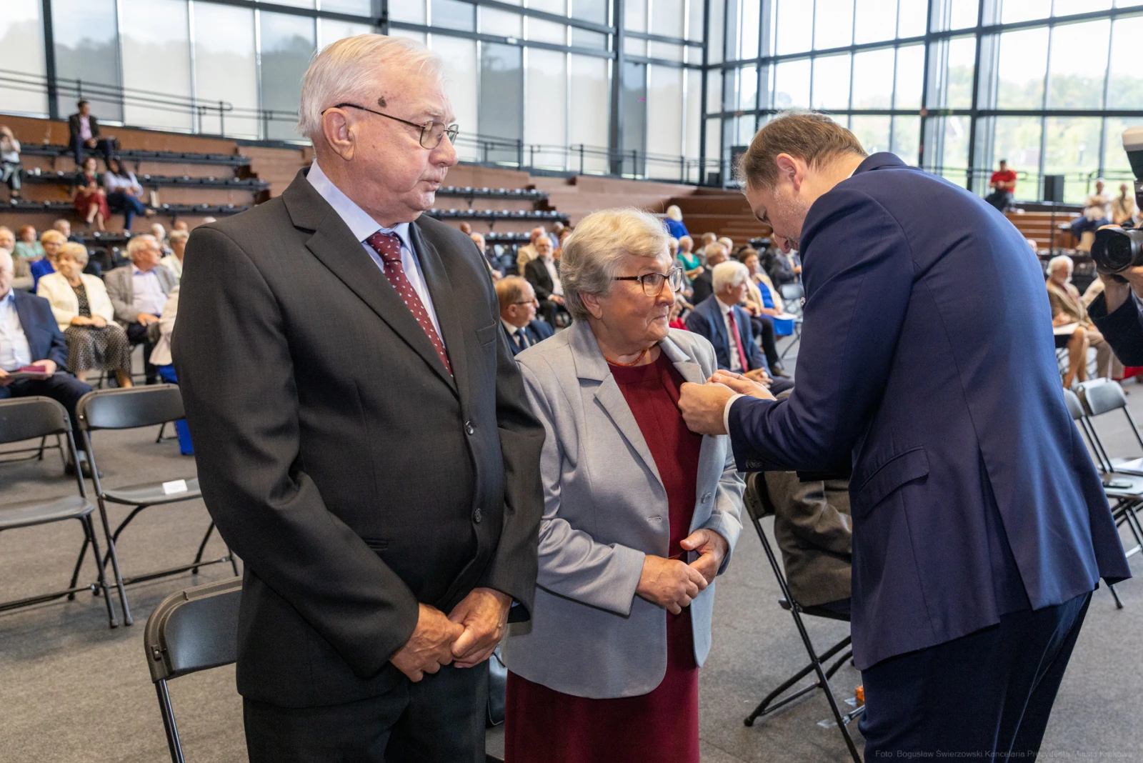 Uroczystość wręczenia odznaczeń dla pary starszych ludzi.  Autor: Bogusław Świerzowski