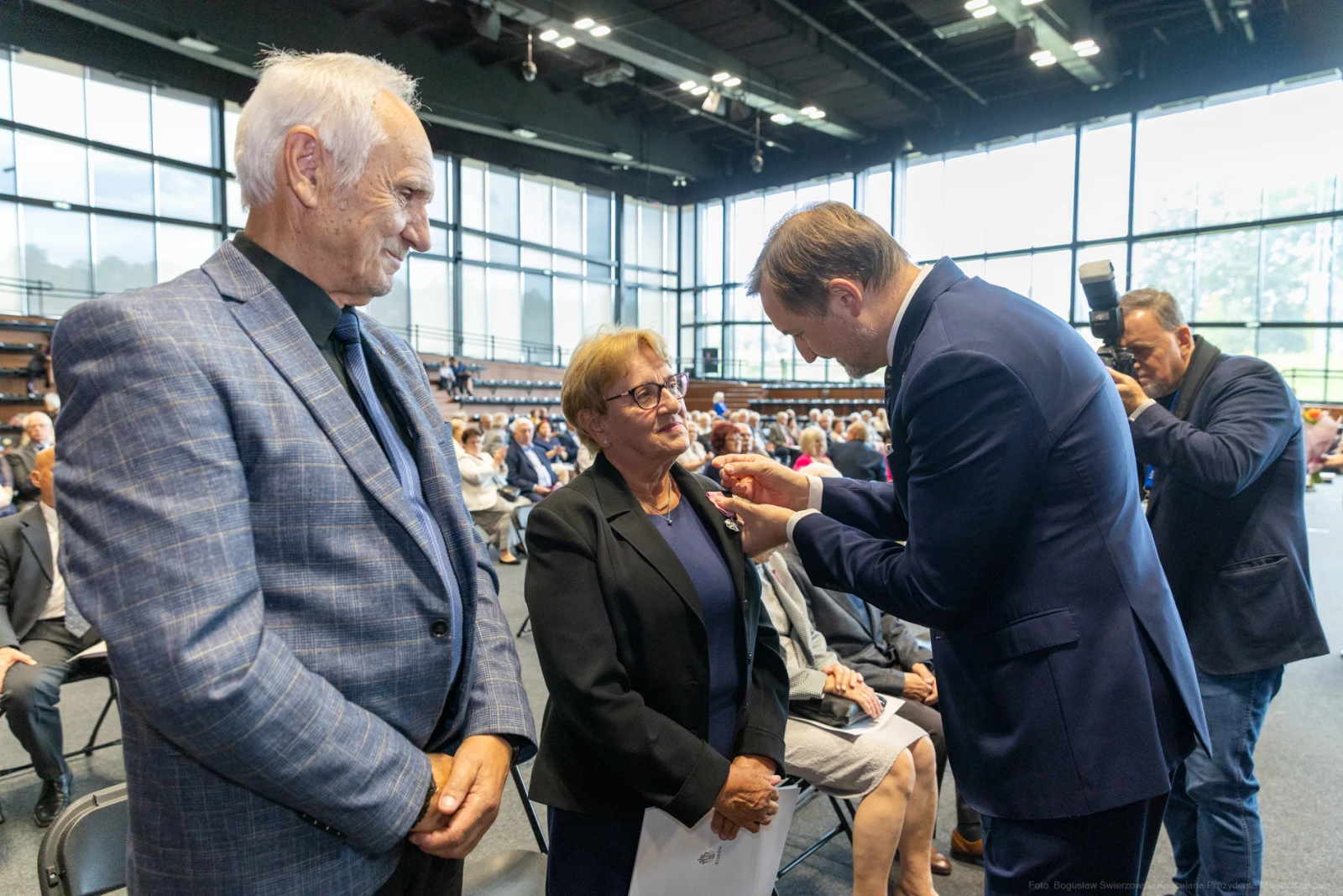 Uroczystość wręczenia odznaczenia, na sali zgromadzeni goście.  Autor: Bogusław Świerzowski