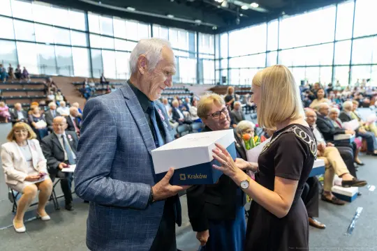 Wręczenie nagrody w trakcie uroczystości w Krakowie.