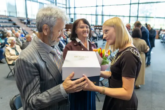 Wręczenie nagrody z kwiatami podczas uroczystości w Krakowie.