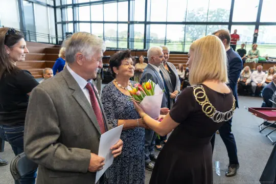 Uroczystość wręczenia kwiatów i dyplomów w obecności gości.