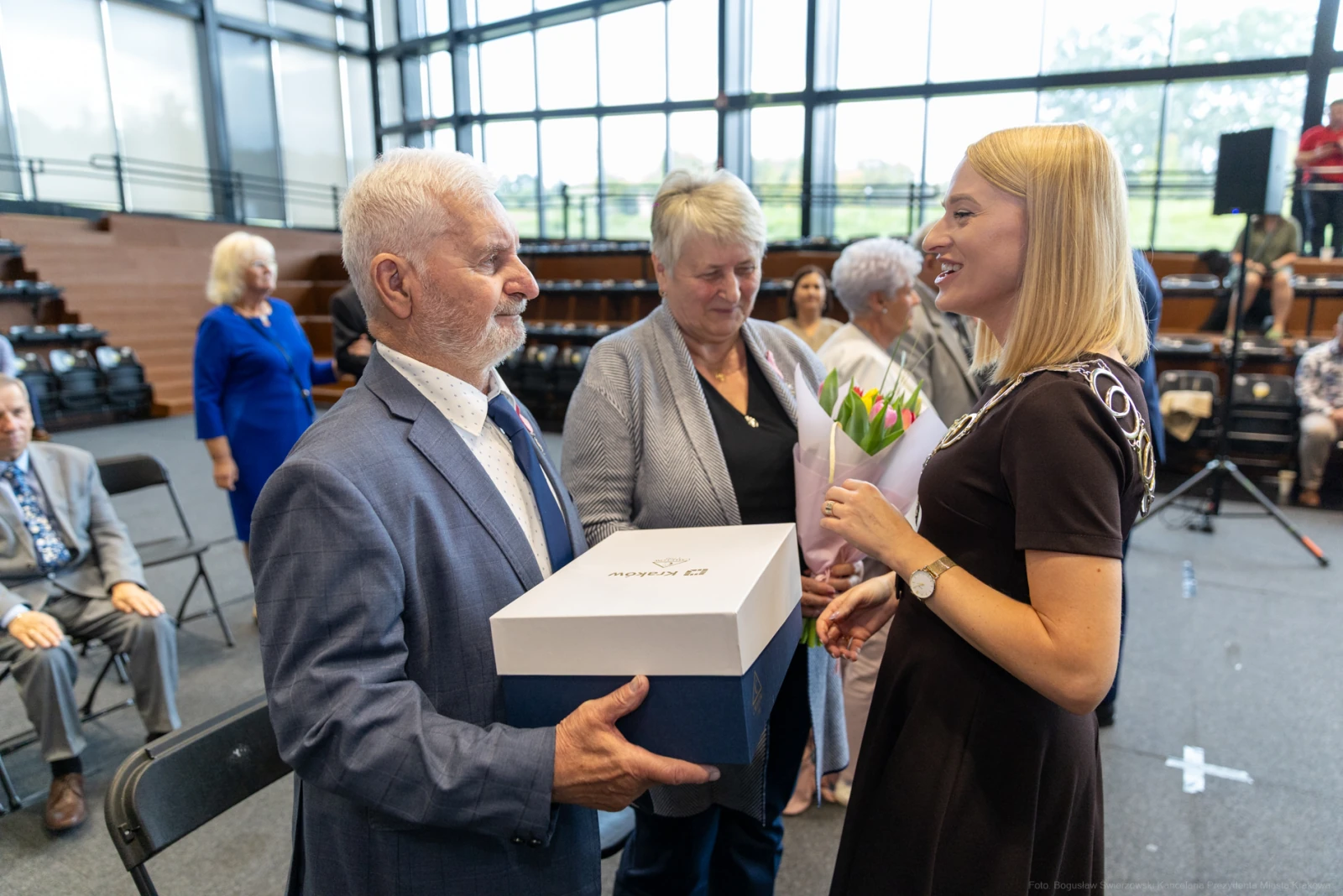 Wręczenie nagrody przez kobietę mężczyźnie, w tle widoczni inni uczestnicy wydarzenia.  Autor: Bogusław Świerzowski
