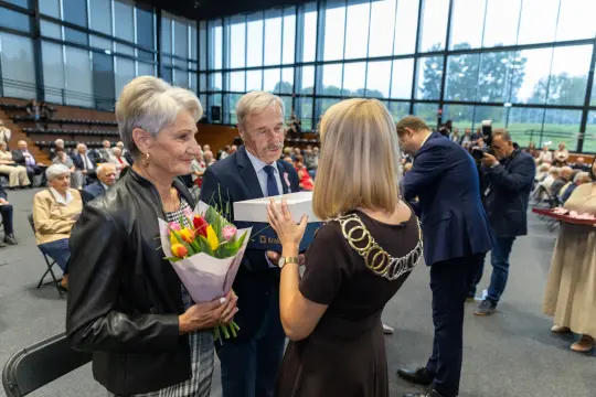 Uroczystość wręczenia nagród z kwiatami i gratulacjami.