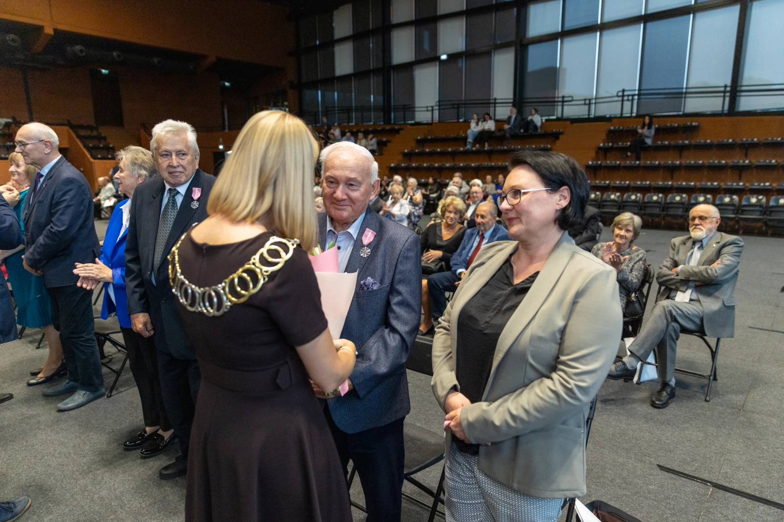 Uroczystość wręczenia odznaczeń w sali z siedzącymi gośćmi.  Autor: Bogusław Świerzowski