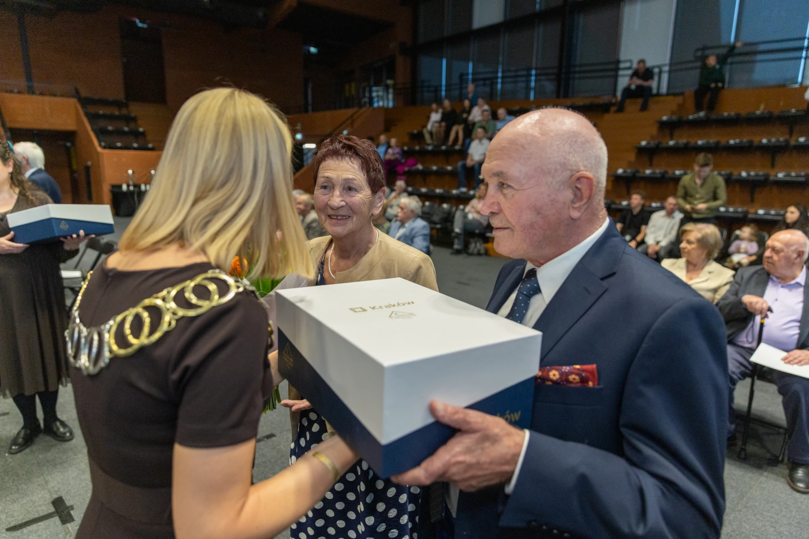 Wręczenie nagród parze starszych ludzi podczas uroczystości w sali.  Autor: Bogusław Świerzowski