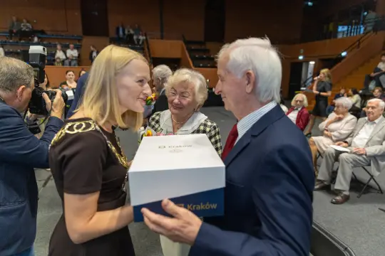 Wręczenie nagrody przez przedstawiciela Krakowa starszym mieszkańcom.