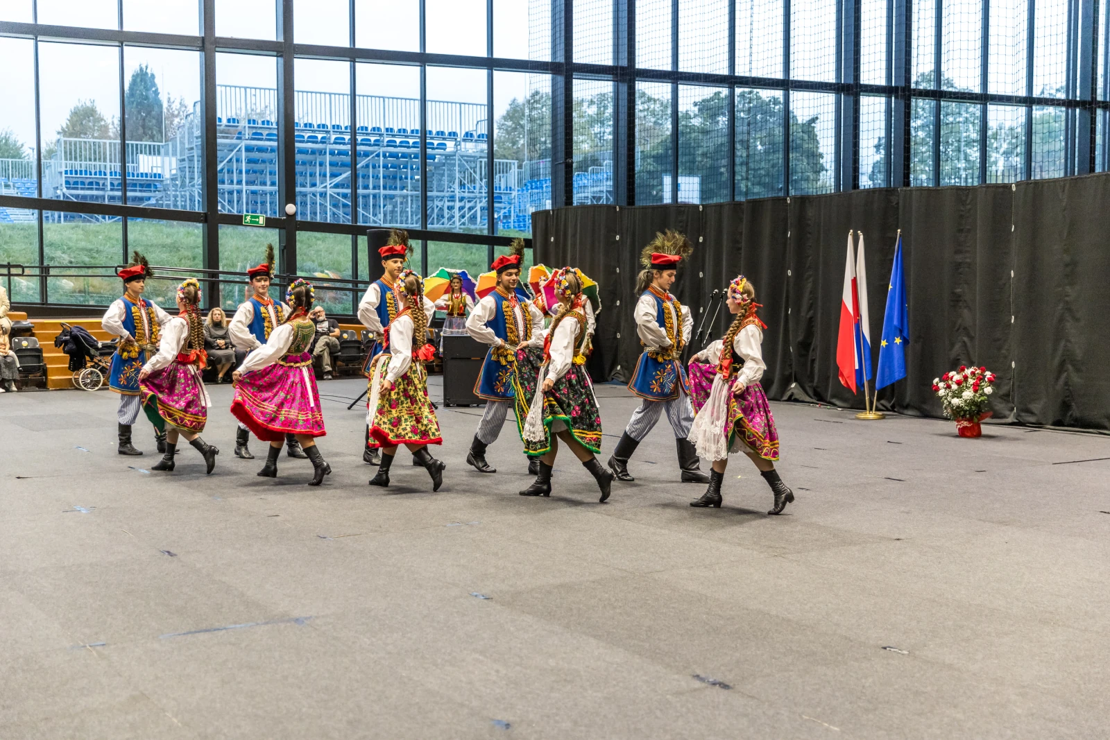 Grupa tancerzy w tradycyjnych strojach ludowych tańczy na scenie.  Autor: Bogusław Świerzowski