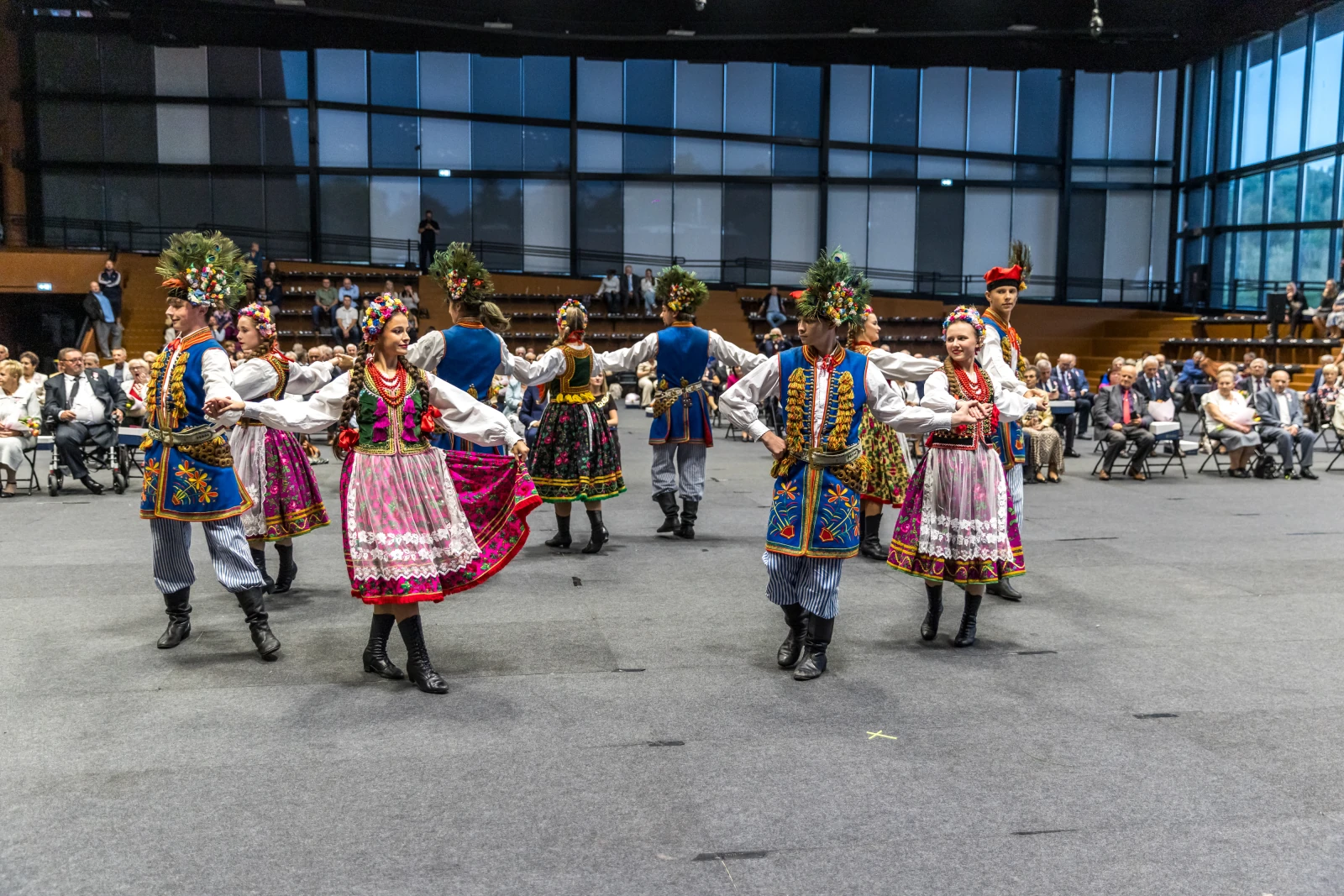 Grupa tancerzy w tradycyjnych strojach ludowych tańczy na scenie.  Autor: Bogusław Świerzowski