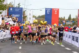 Biegacze startują w zawodach biegowych na 21 km i 5 km.