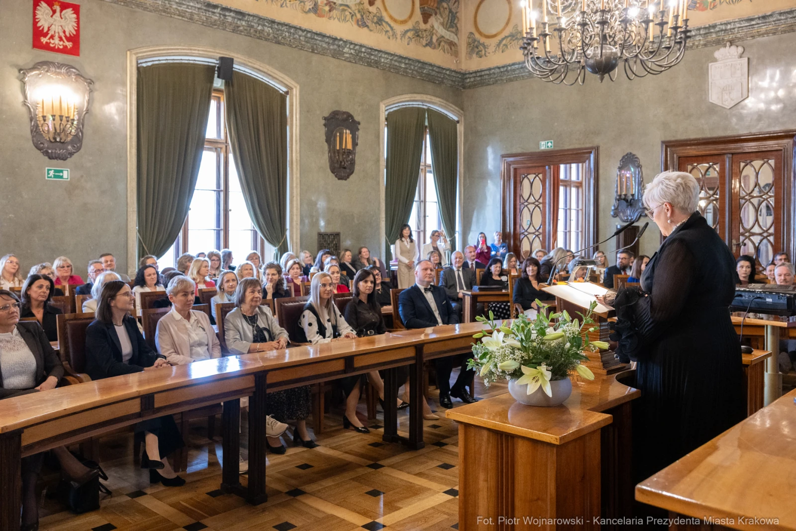 Kobieta przemawia do zgromadzonej publiczności w eleganckiej sali.  Autor: Piotr Wojnarowski