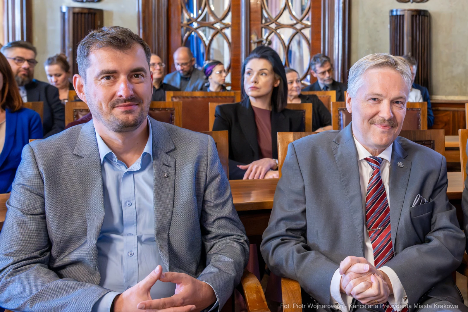 Mężczyźni siedzący w sali obrad, w tle inni uczestnicy spotkania.  Autor: Piotr Wojnarowski