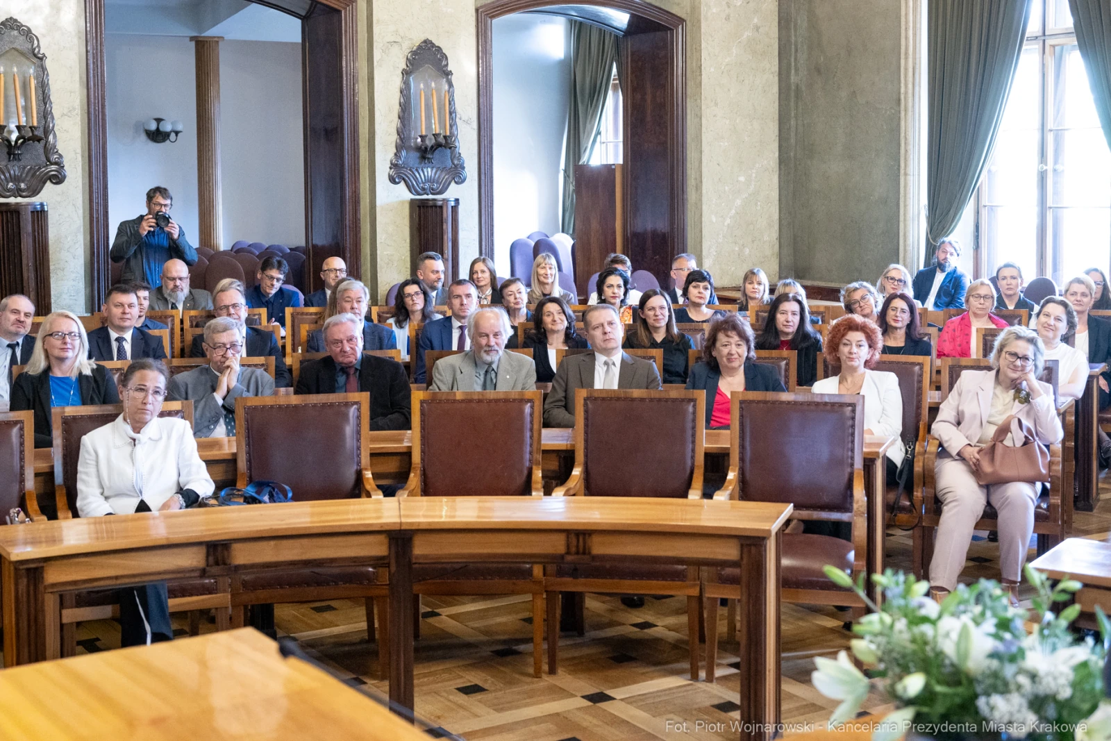 Grupa ludzi siedzących w sali, uczestniczących w wydarzeniu.  Autor: Piotr Wojnarowski