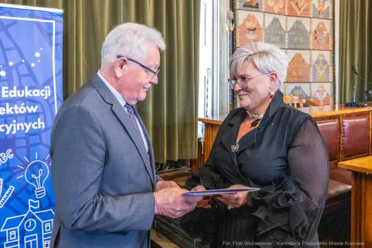 Wręczenie nagrody w trakcie ceremonii w Krakowie.