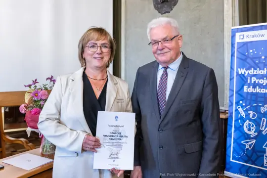 875_025_fot. Piotr Wojnarowski.jpg - Nagrody Prezydenta Miasta Krakowa, Dzień Edukacji Narodowej, edukacja Kraków, dyrektorzy szkół Kraków, nagrody dla nauczycieli, Wydział Edukacji i Projektów Edukacyjnych, uroczystość w Krakowie, szkolnictwo Kraków, wyróżnienia dla pedagogów, zdjęcia