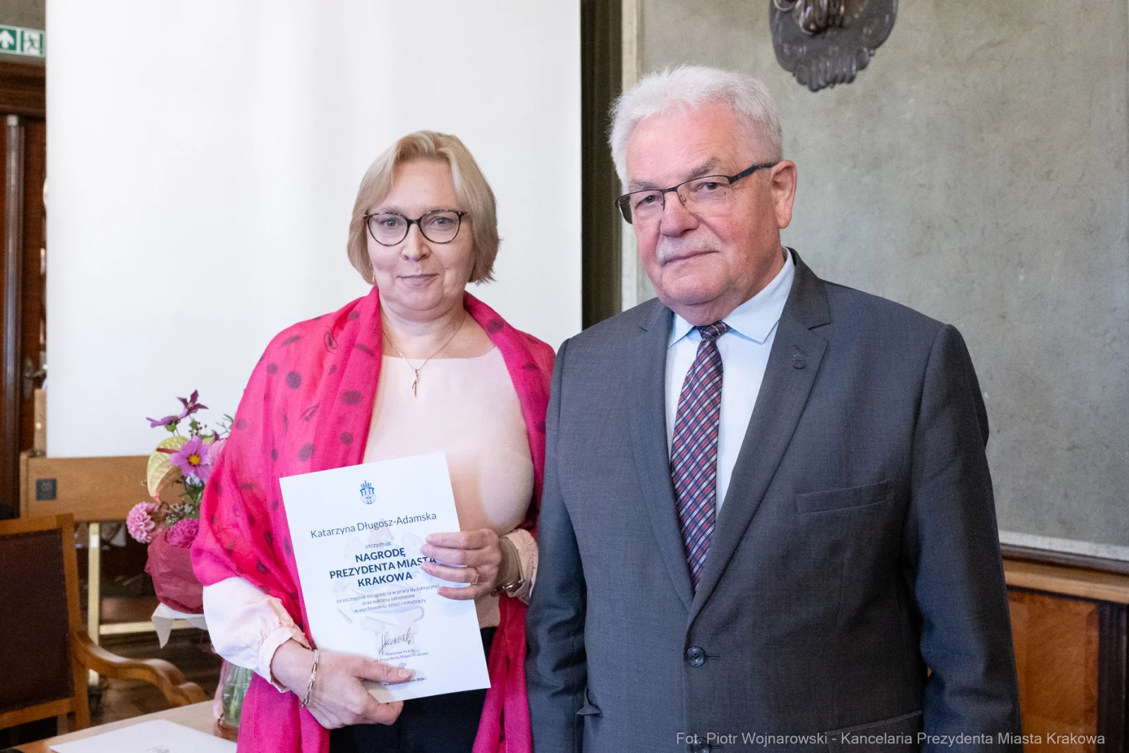 Wręczenie nagrody Prezydenta Miasta Krakowa. Dwie osoby z dyplomem w ręku.  Autor: Piotr Wojnarowski