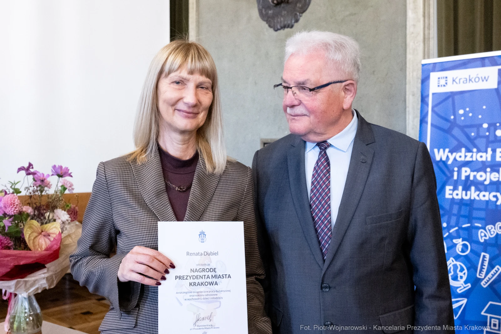 Wręczenie nagrody Prezydenta Miasta Krakowa Renacie Dubiel.  Autor: Piotr Wojnarowski