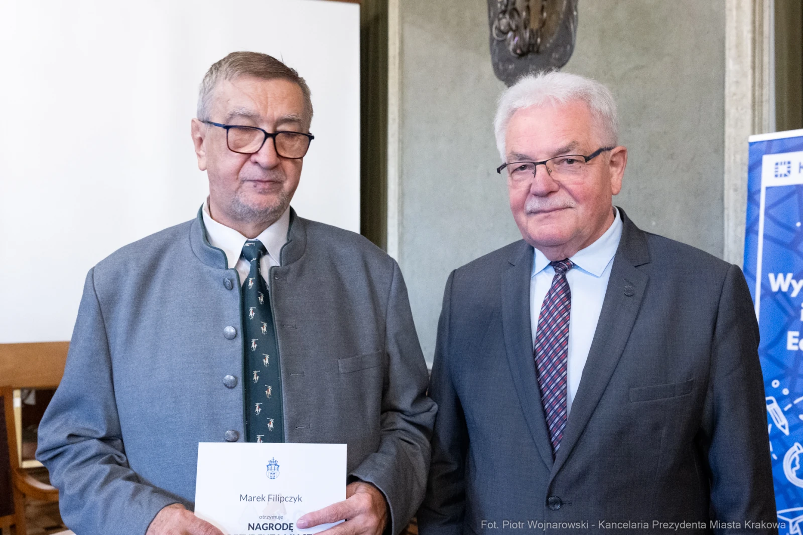 Marek Filijczyk odbiera nagrodę. Obok stoi mężczyzna w okularach.  Autor: Piotr Wojnarowski
