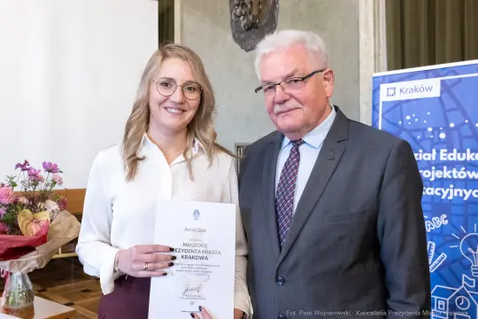 Anna Gaik odbiera nagrodę od prezydenta miasta Krakowa.