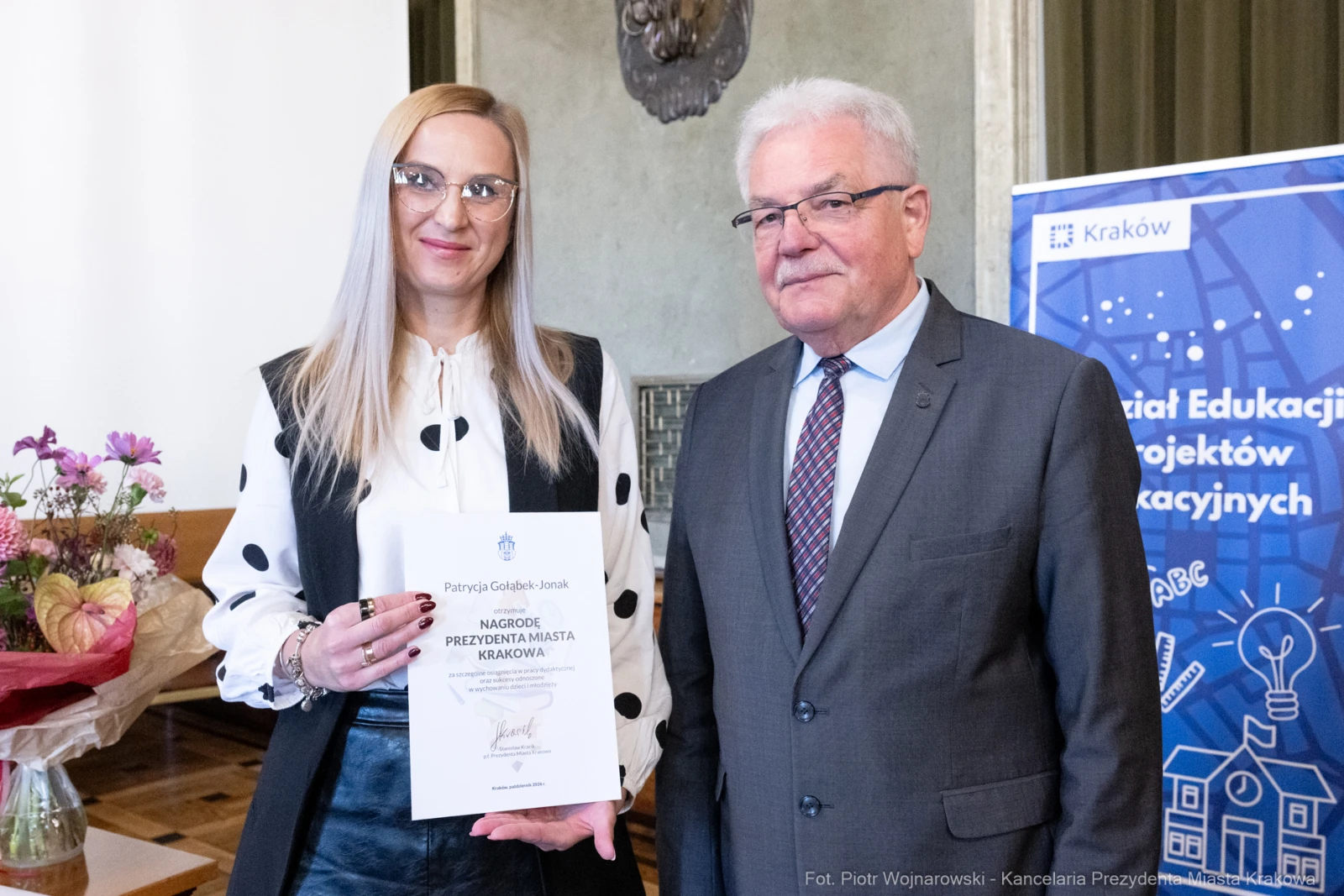 Wręczenie nagrody przez prezydenta miasta Krakowa. Uczestnicy z dyplomem.  Autor: Piotr Wojnarowski
