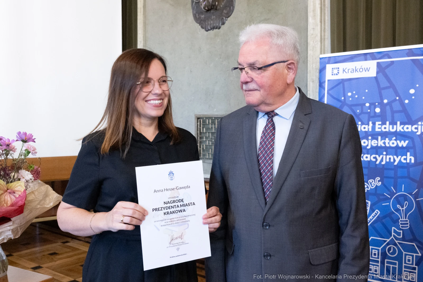 Wręczenie nagrody Prezydenta Miasta Krakowa Annie Hancewicz.  Autor: Piotr Wojnarowski