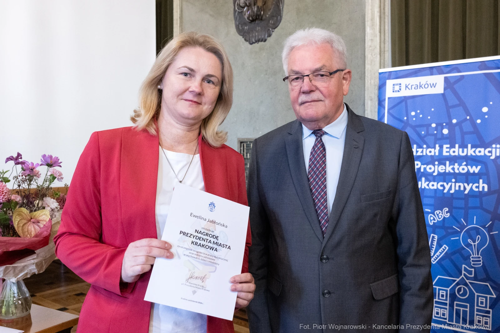 Wręczenie nagrody przez przedstawiciela miasta Krakowa. Uczestnicy z dyplomem.  Autor: Piotr Wojnarowski