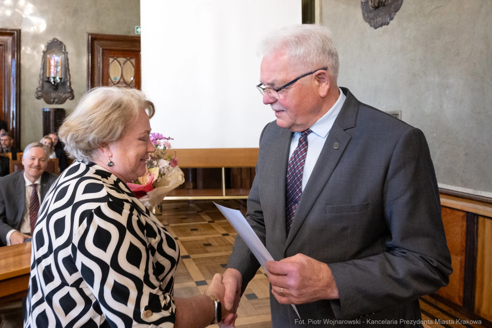 Uroczystość wręczenia nagrody z kwiatami i gratulacjami.  Autor: Piotr Wojnarowski