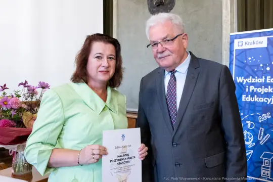 875_093_fot. Piotr Wojnarowski.jpg - Nagrody Prezydenta Miasta Krakowa, Dzień Edukacji Narodowej, edukacja Kraków, dyrektorzy szkół Kraków, nagrody dla nauczycieli, Wydział Edukacji i Projektów Edukacyjnych, uroczystość w Krakowie, szkolnictwo Kraków, wyróżnienia dla pedagogów, zdjęcia