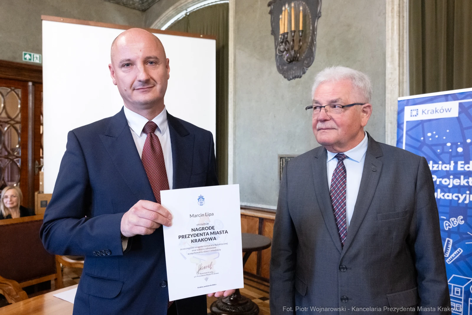 Marcin Lipa odbiera nagrodę od prezydenta miasta Krakowa.  Autor: Piotr Wojnarowski