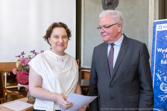 875_143_fot. Piotr Wojnarowski.jpg - Nagrody Prezydenta Miasta Krakowa, Dzień Edukacji Narodowej, edukacja Kraków, dyrektorzy szkół Kraków, nagrody dla nauczycieli, Wydział Edukacji i Projektów Edukacyjnych, uroczystość w Krakowie, szkolnictwo Kraków, wyróżnienia dla pedagogów, zdjęcia