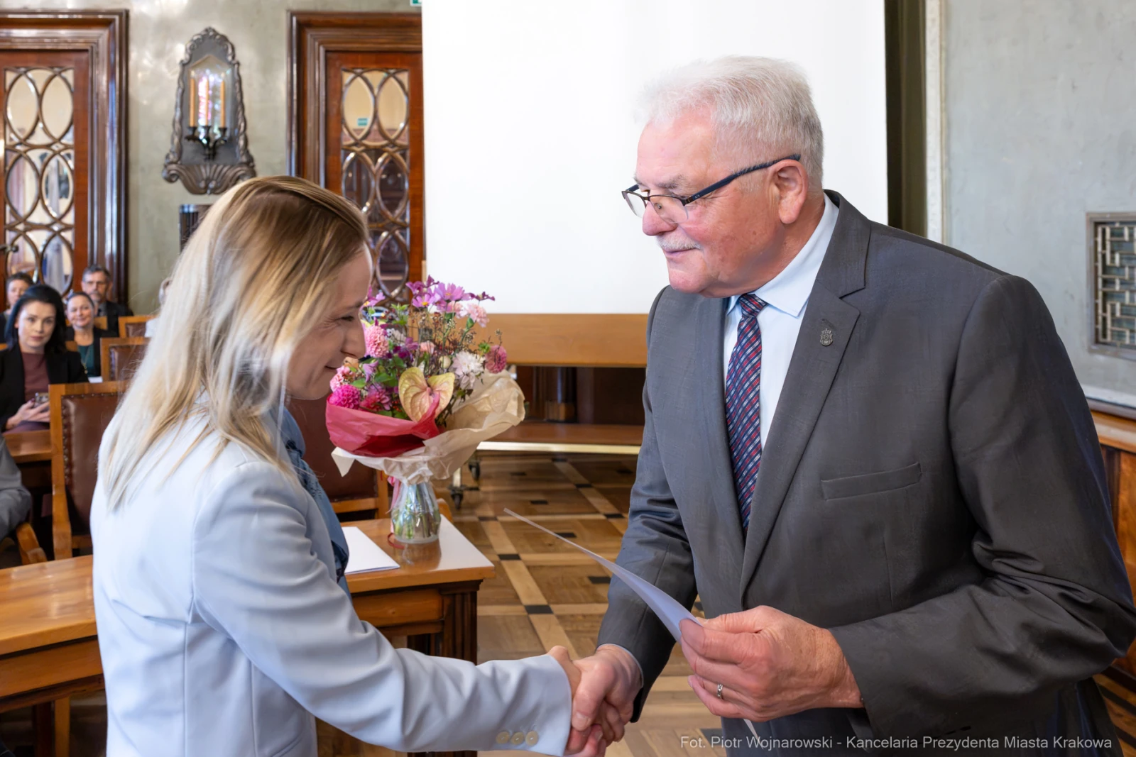 Uroczystość wręczenia nagrody z kwiatami i gratulacjami.  Autor: Piotr Wojnarowski
