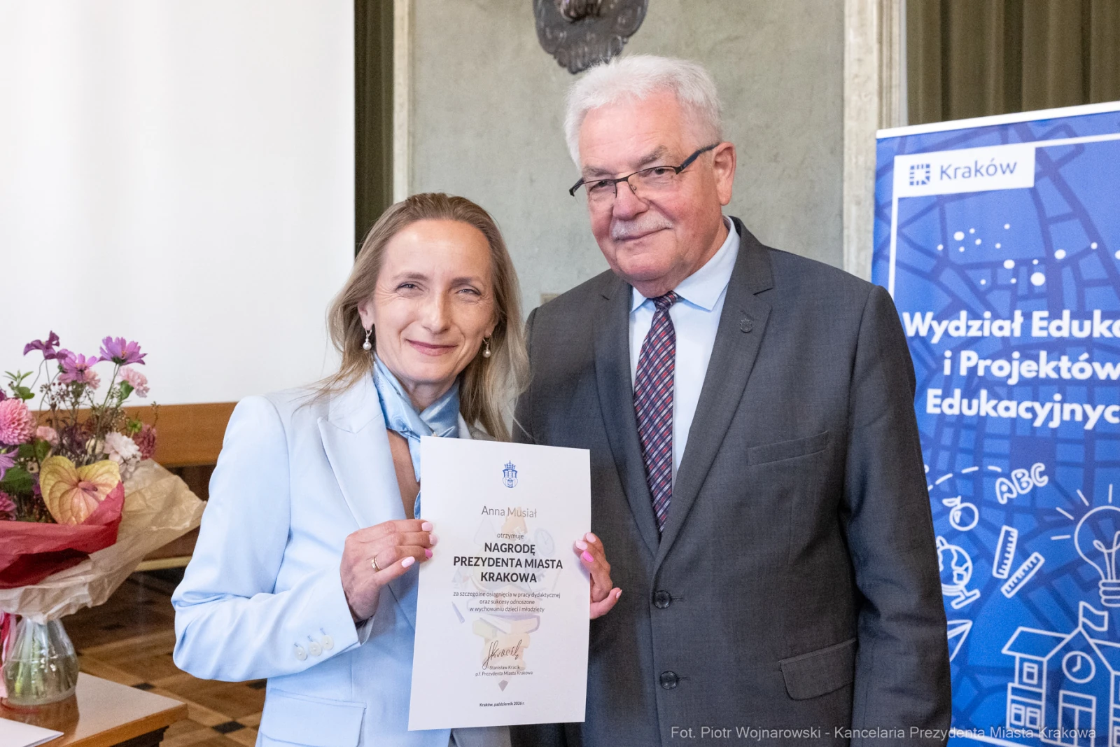 Kobieta i mężczyzna trzymają dyplom nagrody Prezydenta Miasta Krakowa.  Autor: Piotr Wojnarowski