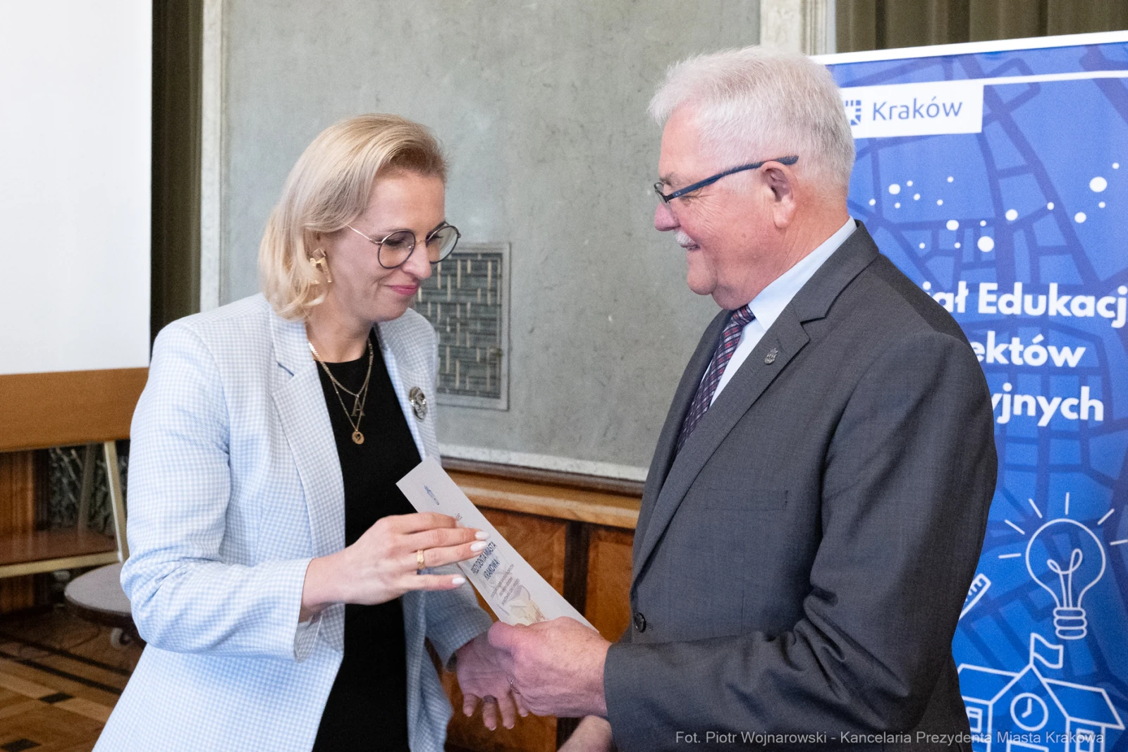 875_146_fot. Piotr Wojnarowski.jpg - Nagrody Prezydenta Miasta Krakowa, Dzień Edukacji Narodowej, edukacja Kraków, dyrektorzy szkół Kraków, nagrody dla nauczycieli, Wydział Edukacji i Projektów Edukacyjnych, uroczystość w Krakowie, szkolnictwo Kraków, wyróżnienia dla pedagogów, zdjęcia  Autor: Piotr Wojnarowski