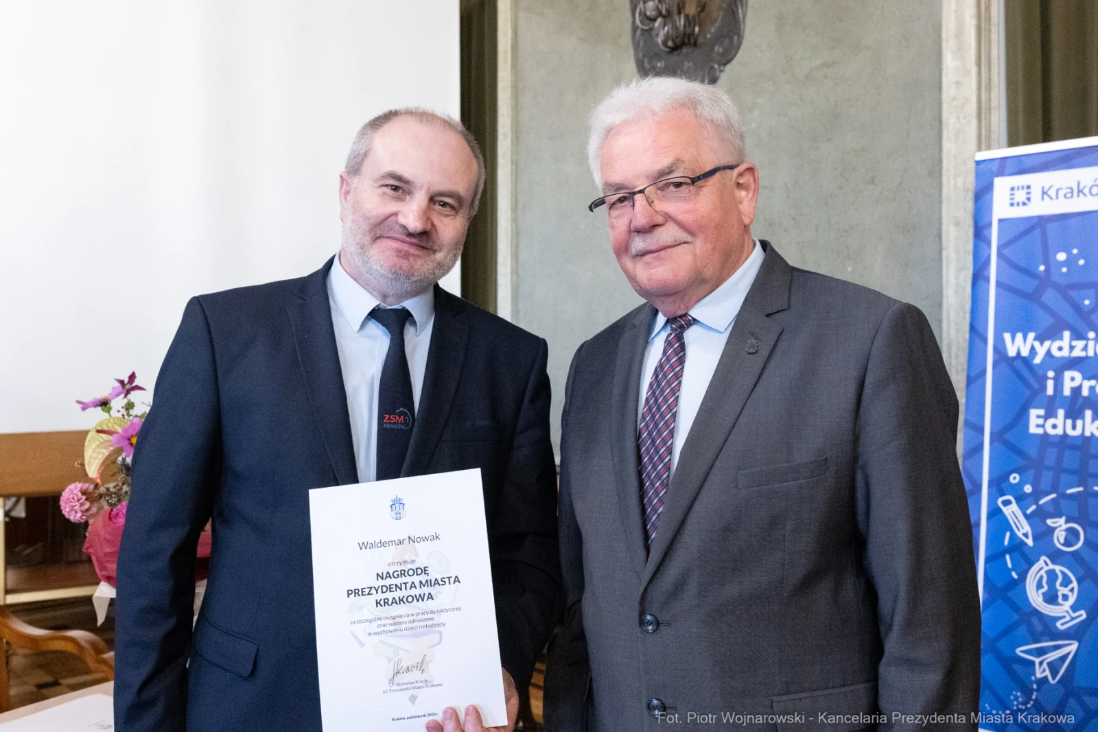Dwaj mężczyźni trzymają dyplom nagrody Prezydenta Miasta Krakowa.  Autor: Piotr Wojnarowski