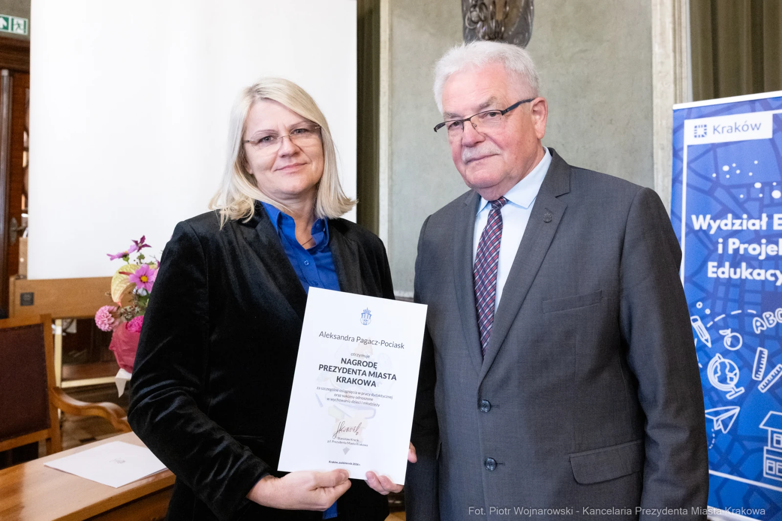 Wręczenie nagrody przez prezydenta miasta Krakowa Aleksandrze Pągowskiej-Pocisk.  Autor: Piotr Wojnarowski