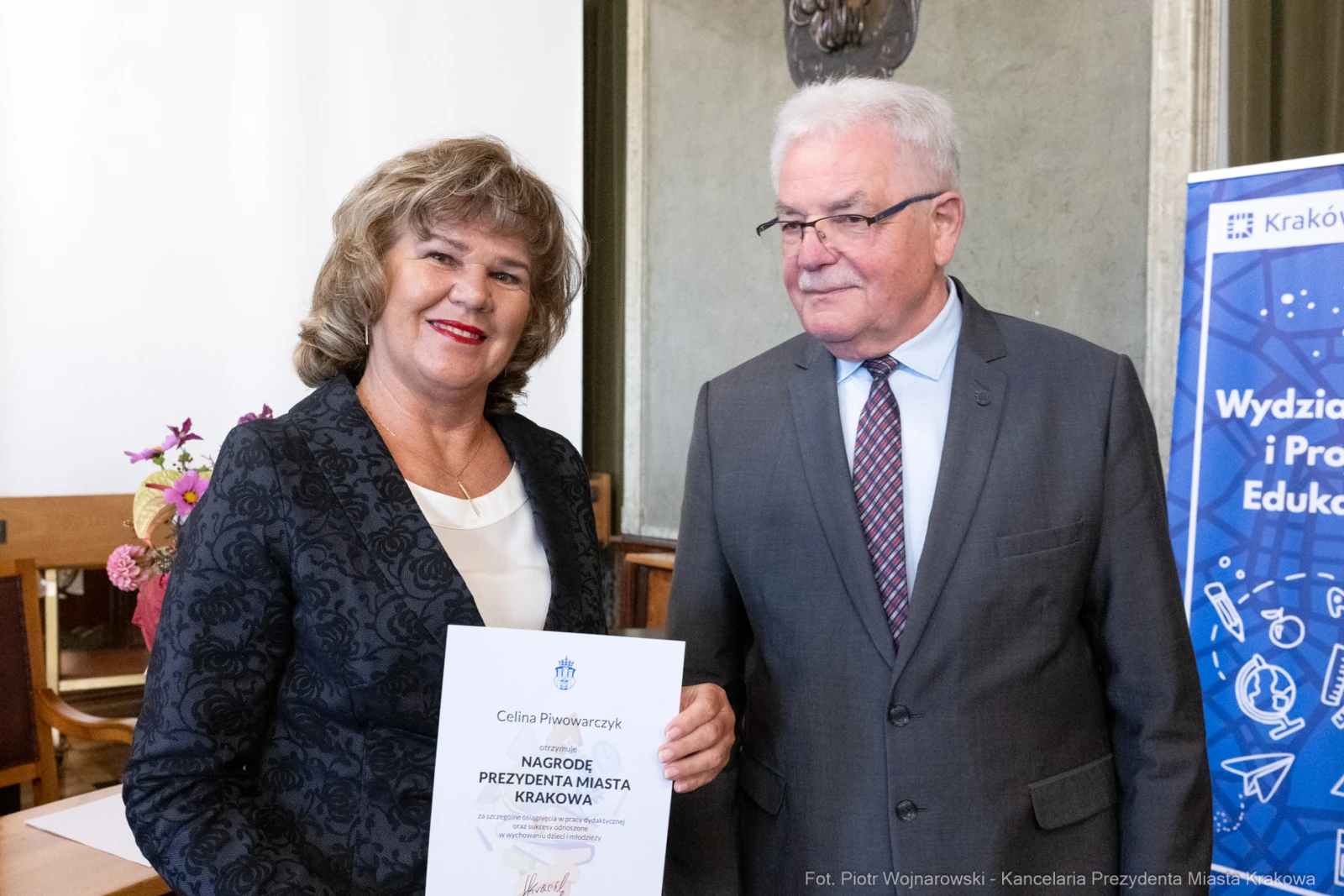 Wręczenie nagrody Prezydenta Miasta Krakowa przez Celinę Prawosławską.  Autor: Piotr Wojnarowski