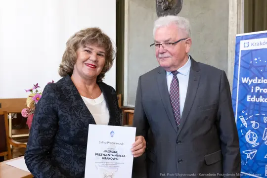 Wręczenie nagrody Prezydenta Miasta Krakowa przez Celinę Prawosławską.