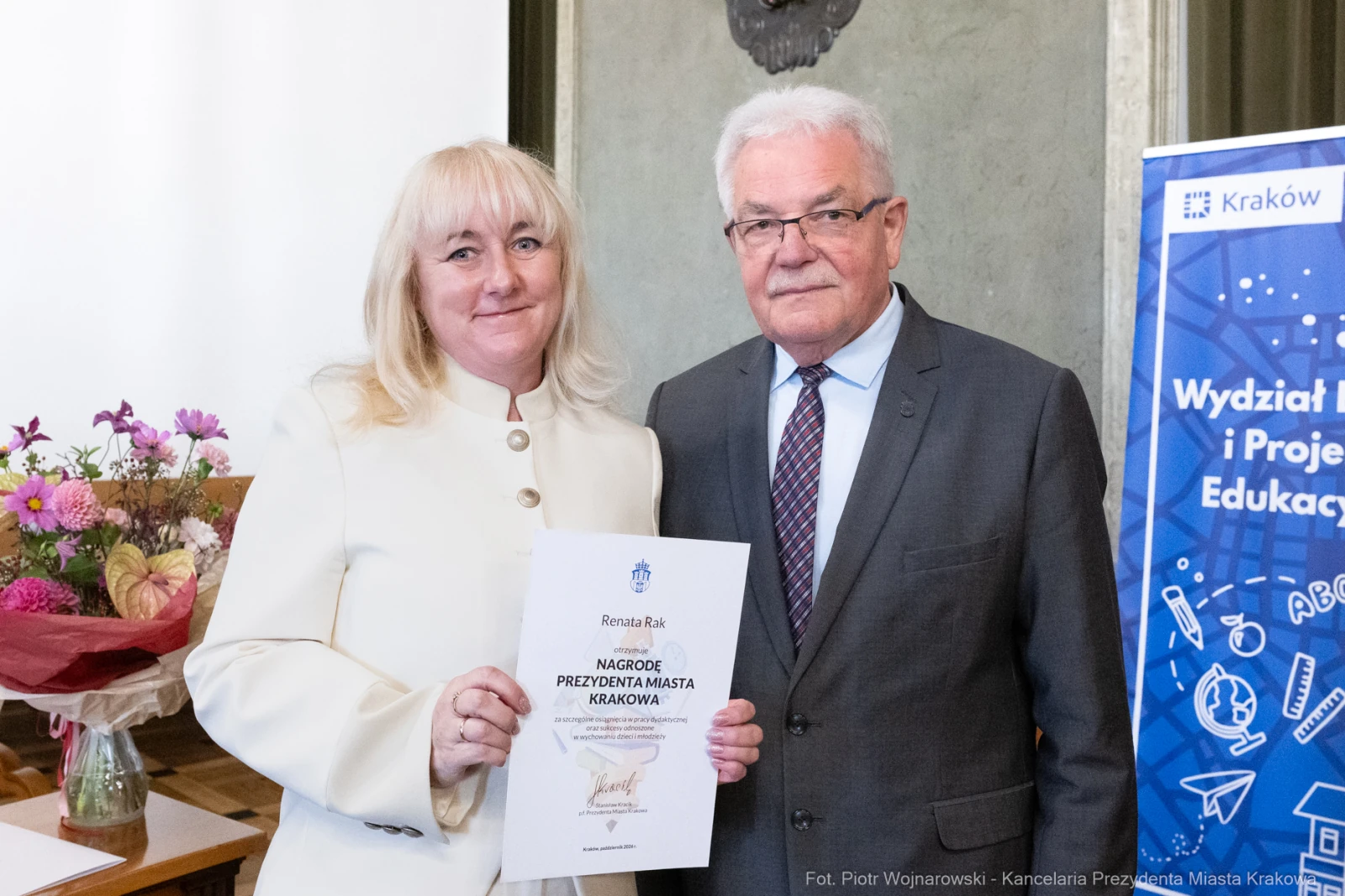 Kobieta i mężczyzna trzymają dyplom nagrody Prezydenta Miasta Krakowa.  Autor: Piotr Wojnarowski