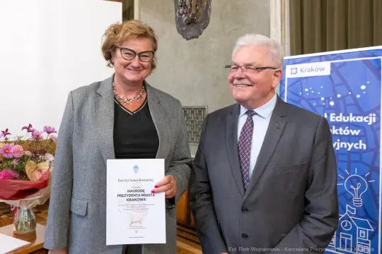 Wręczenie nagrody dla Doroty Sowa, przedstawicielki Krakowa, w eleganckim otoczeniu.