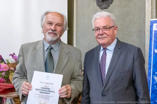 Dwaj mężczyźni z dyplomem nagrody Prezydenta Miasta Krakowa.