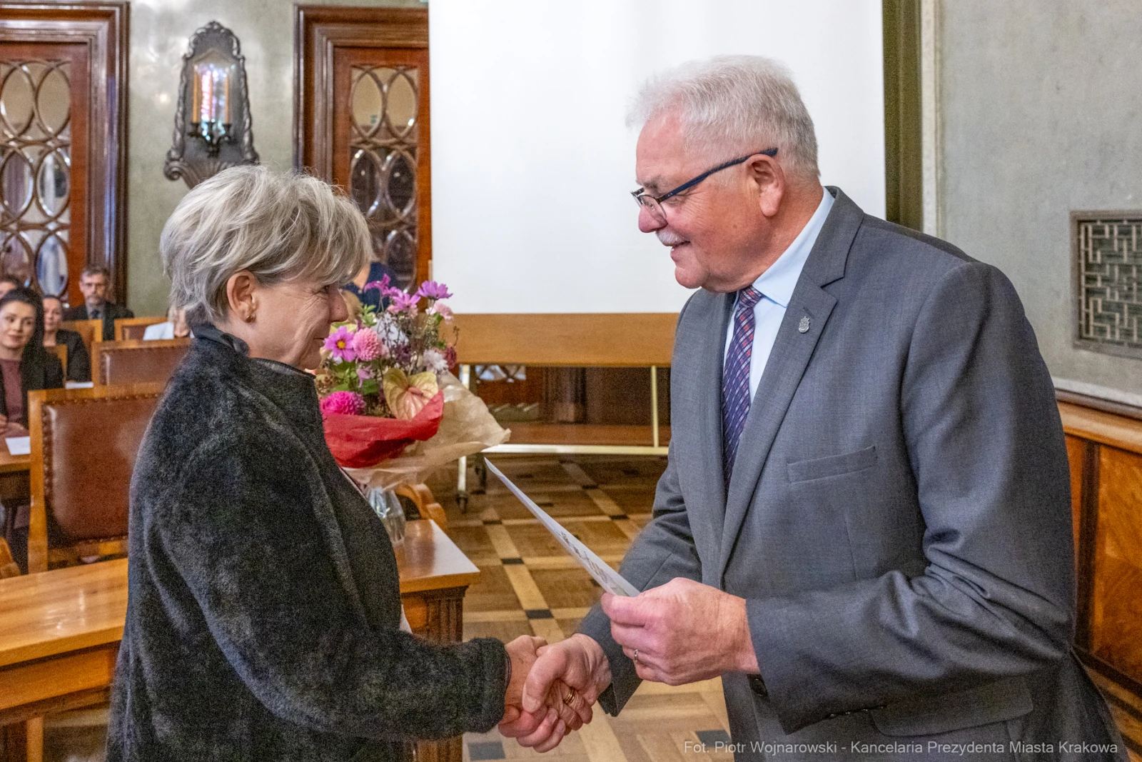 Wręczenie nagrody z bukietem kwiatów i gratulacjami.  Autor: Piotr Wojnarowski