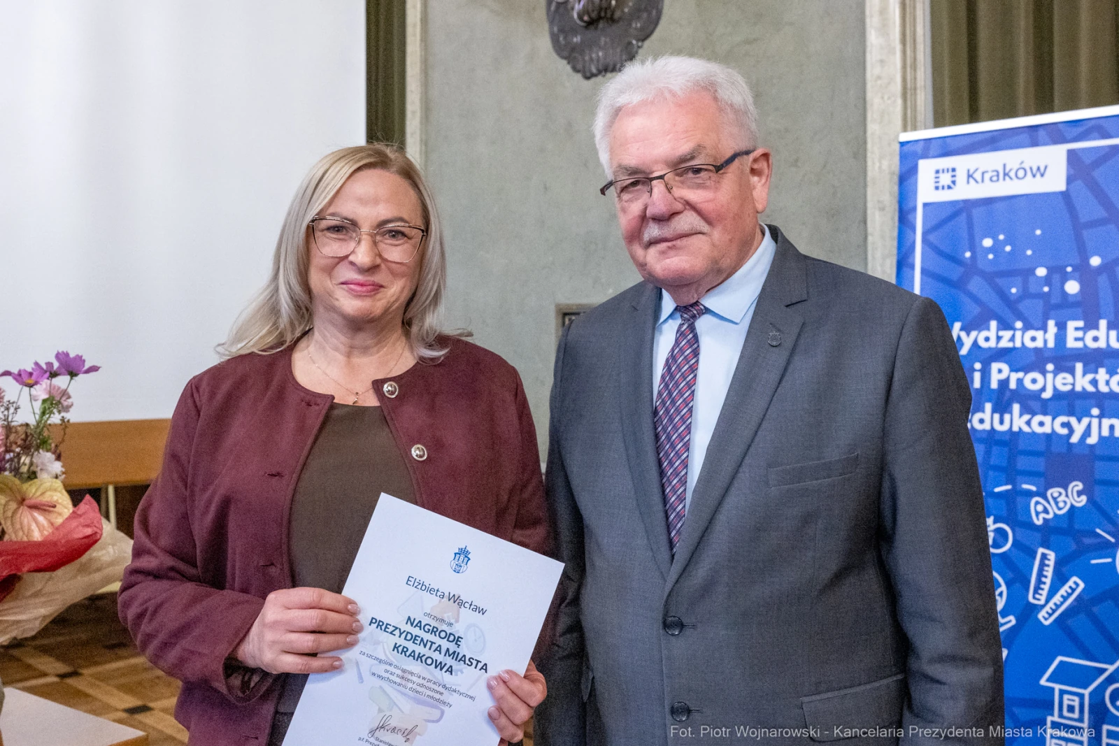 Wręczenie nagrody Elżbiecie Wydyze przez przedstawiciela miasta Krakowa.  Autor: Piotr Wojnarowski