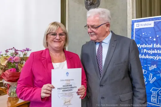 Zofia Władyka odbiera nagrodę od prezydenta miasta Krakowa.