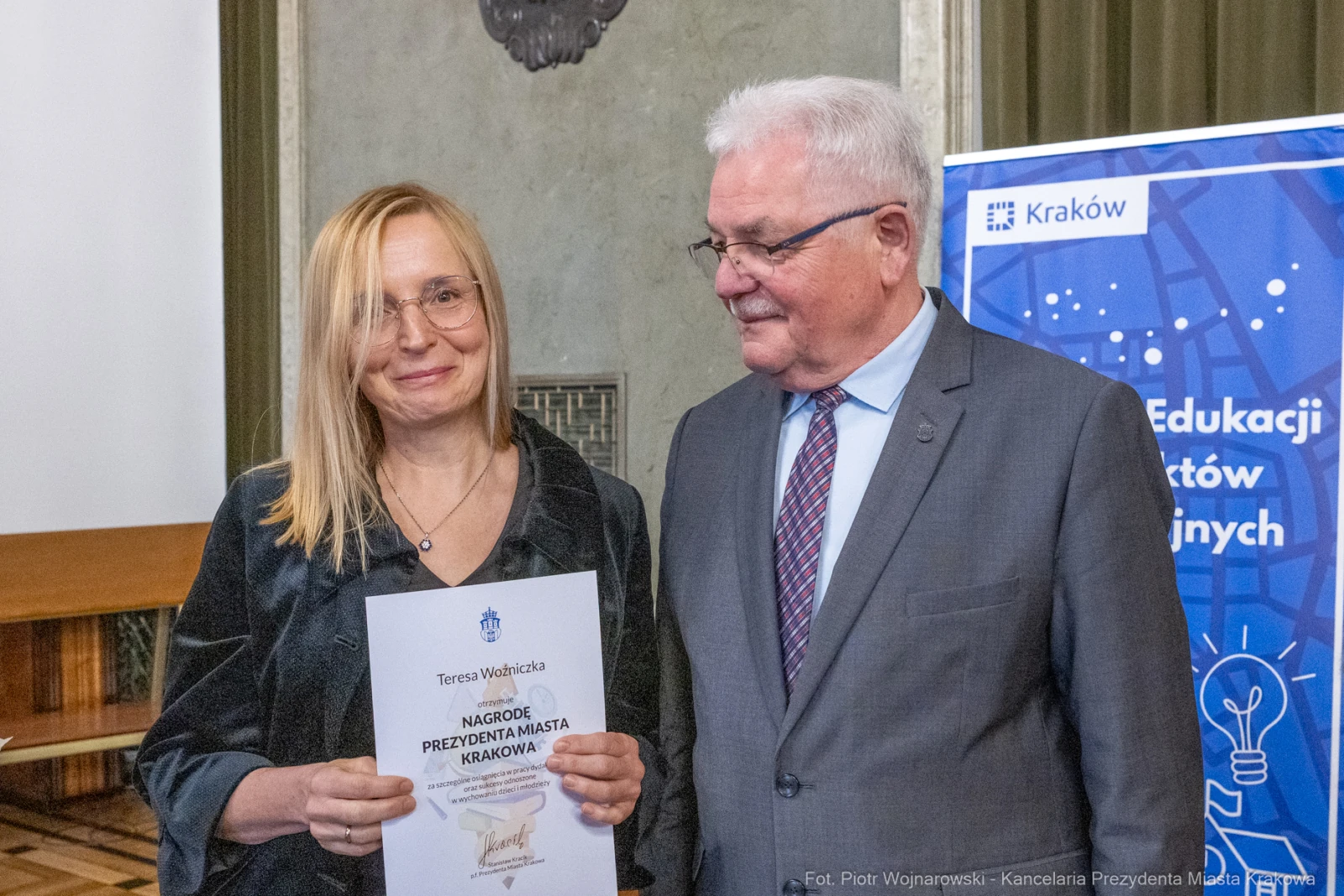 Wręczenie nagrody Prezydenta Miasta Krakowa Teresie Włodarczyk.  Autor: Piotr Wojnarowski