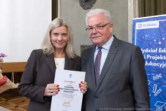 Edyta Wójcik odbiera nagrodę od prezydenta miasta Krakowa.
