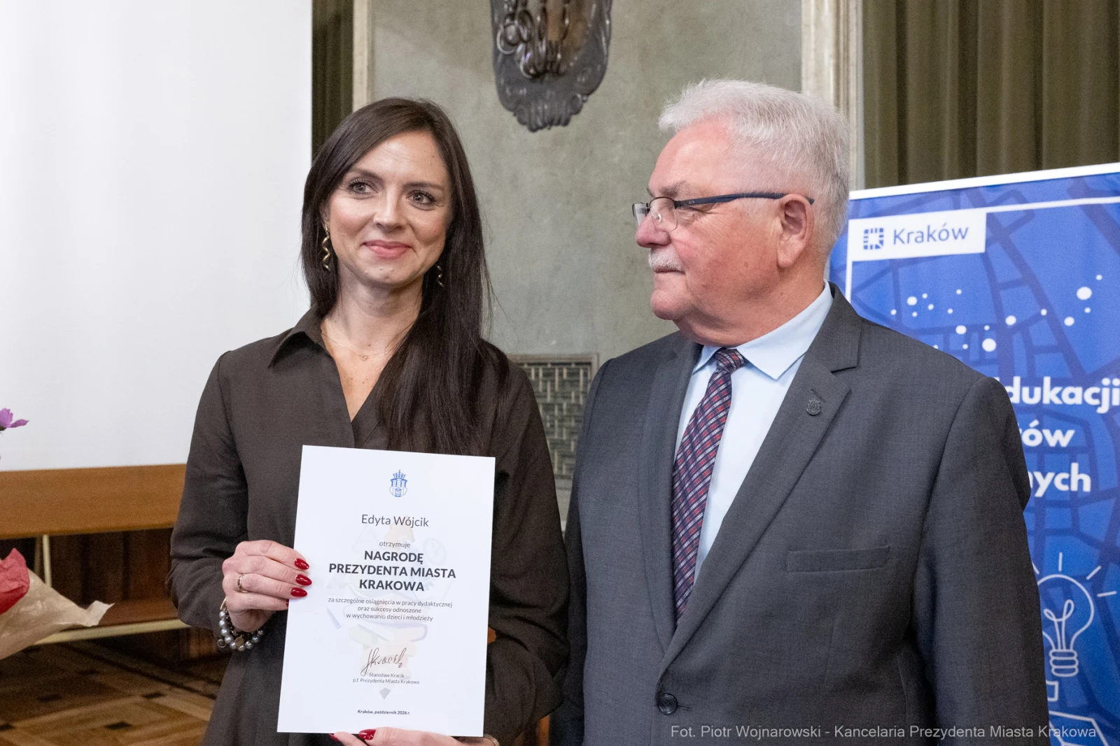 Edyta Wójcik odbiera nagrodę od prezydenta miasta Krakowa.  Autor: Piotr Wojnarowski