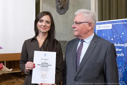 Edyta Wójcik odbiera nagrodę od prezydenta miasta Krakowa.