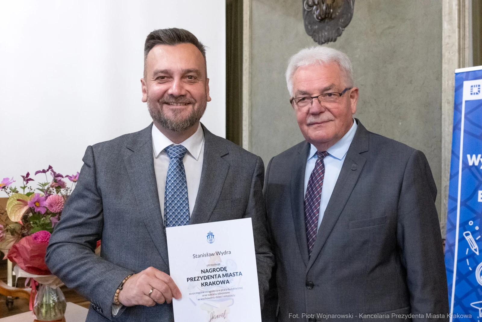 Dwóch mężczyzn trzyma dyplom nagrody Prezydenta Miasta Krakowa.  Autor: Piotr Wojnarowski