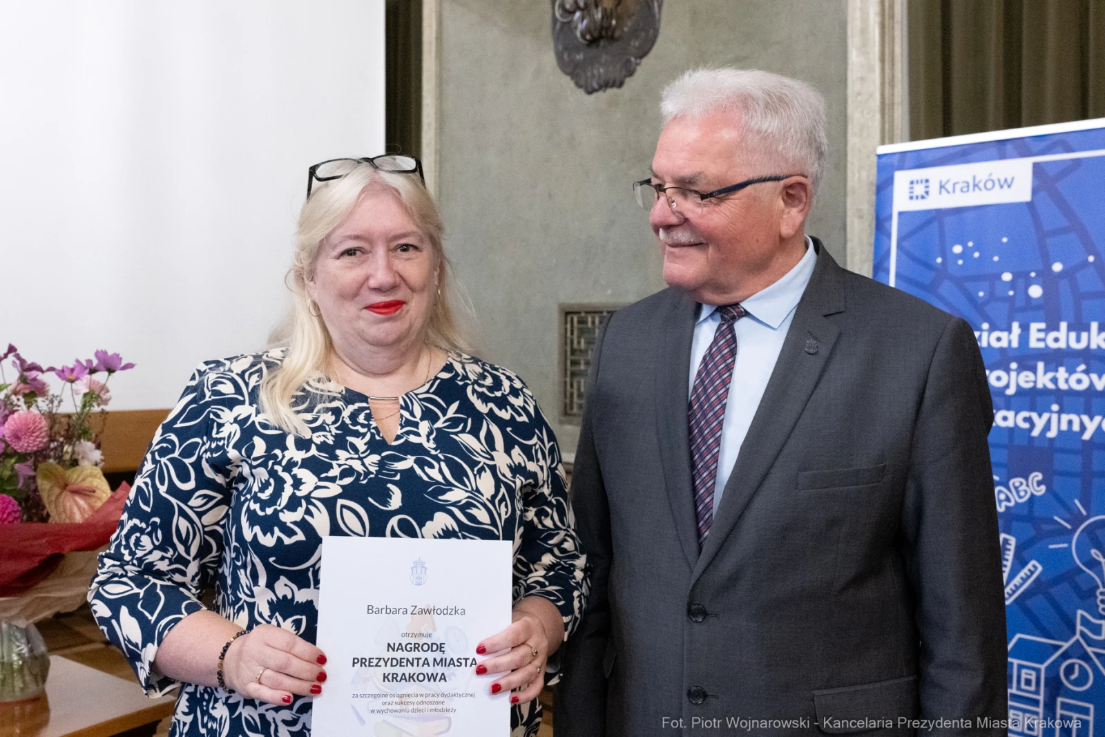 Barbara Zawidcka odbiera nagrodę od przedstawiciela Prezydenta Miasta Krakowa.  Autor: Piotr Wojnarowski